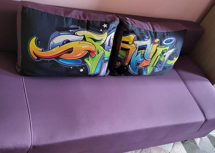 Grajewo ogłoszenia: Wygodna, rozkładana kanapa w fioletowym kolorze. Na poduszkach...